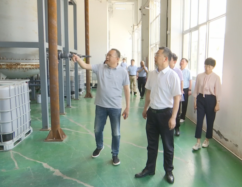 在陪同过程中，市、区领导了解到了旭彩网从成立公司研发生物合成技术到现在拥有三座生产基地这十二年来的的发展历程，CEO秦永发对旭彩网的生产现状及未来发展规划也作了详细说明。
