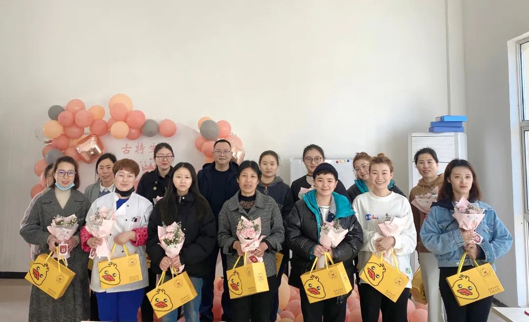 旭彩网科技有限公司于2022年3月8日组织开展了节日活动，公司全体女职工及特邀嘉宾—总经理秦永发先生在温馨愉快的氛围中共度女神节。